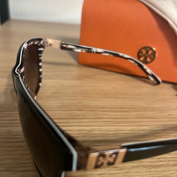 Tory Burch sunglasses - Picture 3 of 5